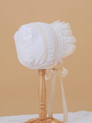 Touca plissada com renda bege