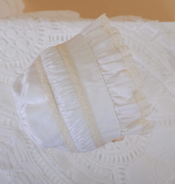 Touca plissada com renda bege